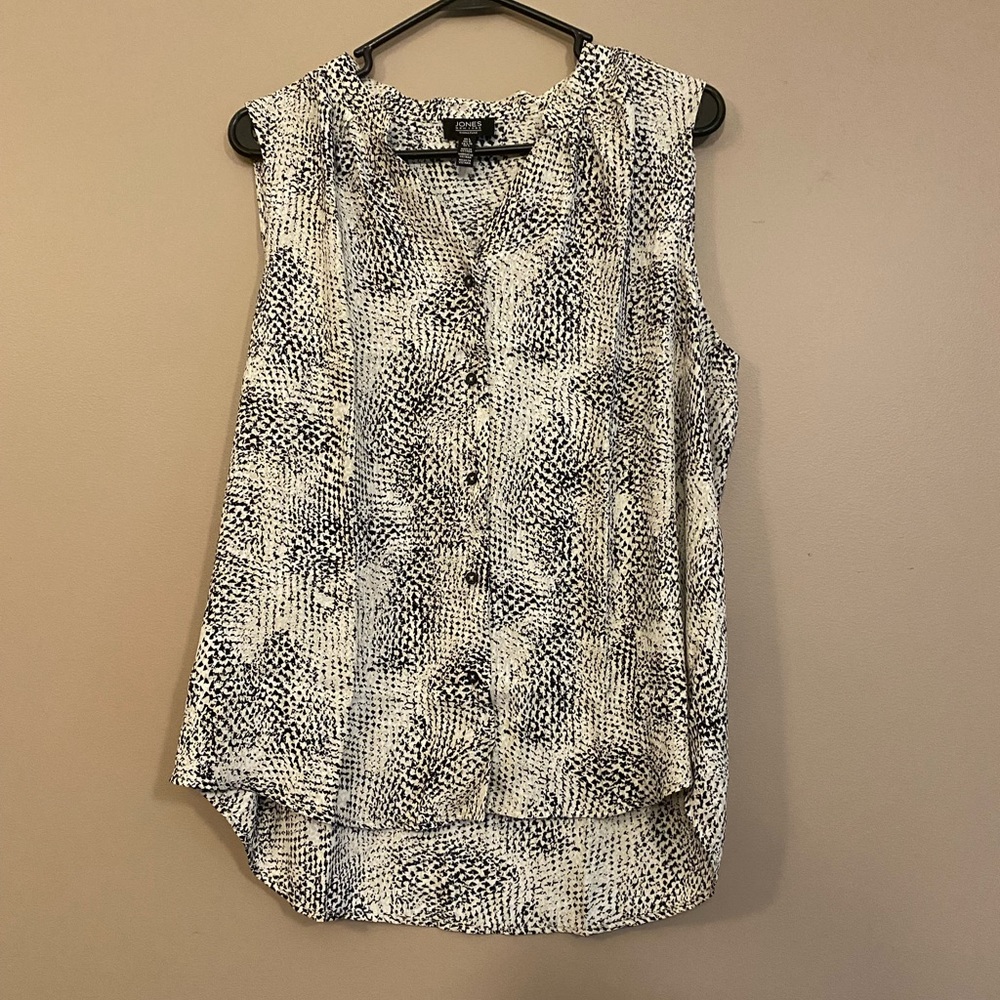 Jones New York Sleeveless top. Size L